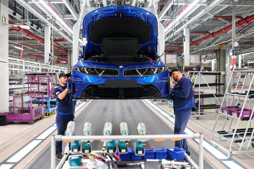 BMW is in München begonnen met de serieproductie van de i3. De fabriek wordt volledig elektrisch, maar harde orderaantallen ontbreken.