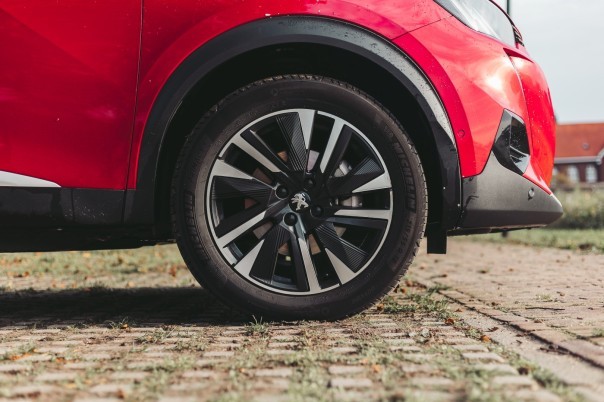 Review Peugeot e-2008 - stijlvolle en ruime elektrische SUV met Franse flair - foto 2