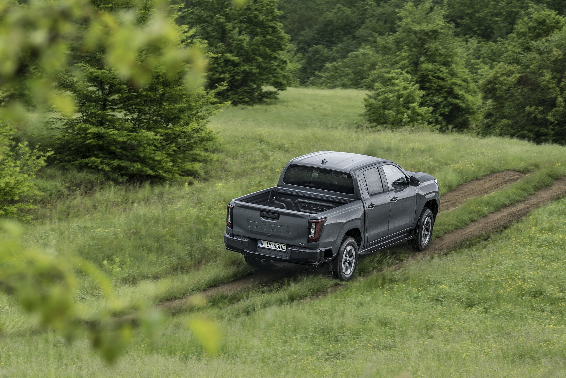 Hoe Toyota een stijf accupakket in het flexibele ladderframe van terreinwagens wil monteren