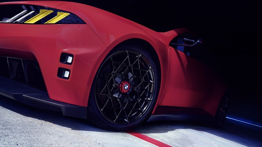 BMW toont de M Concept Neue Klasse in Le Mans. De elektrische M heeft vier motoren en 800 volt, maar blijft voorlopig een conceptauto.