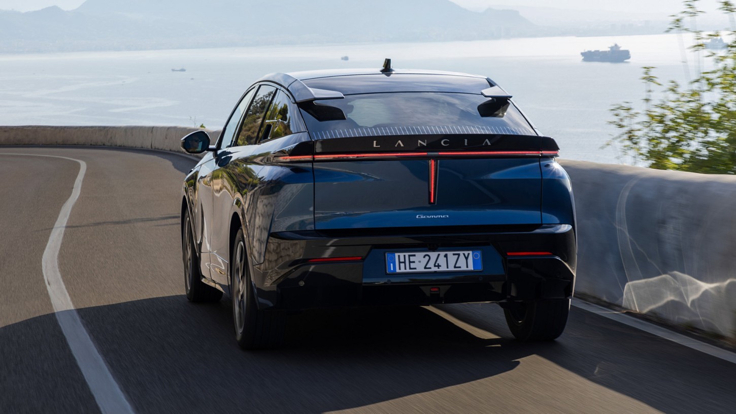 De elektrische Lancia Gamma kost vanaf € 51.950 en komt begin 2027 naar Nederland. De Long Range krijgt een accu van 97,2 kWh en haalt 741 km WLTP.