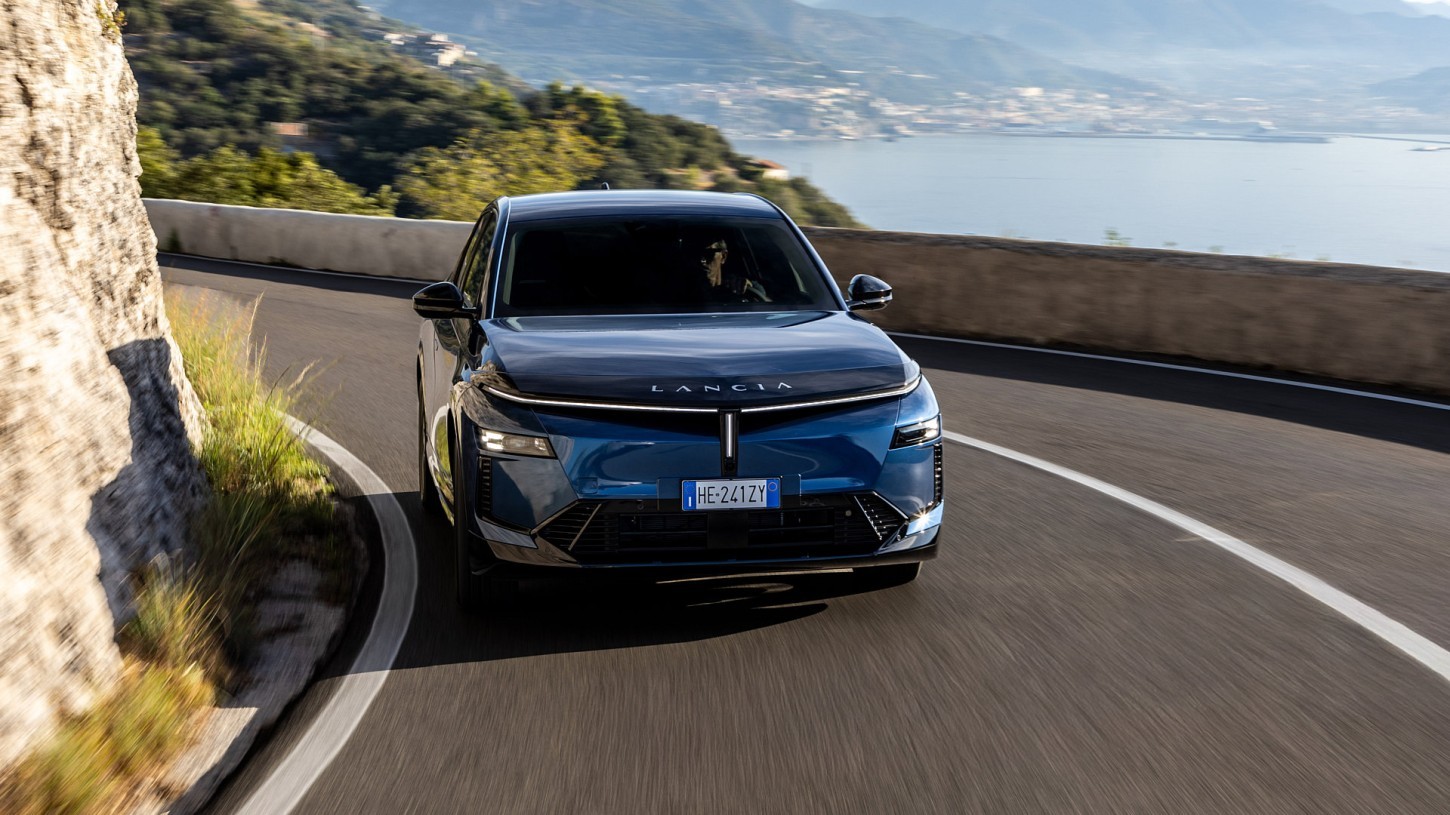 De elektrische Lancia Gamma kost vanaf € 51.950 en komt begin 2027 naar Nederland. De Long Range krijgt een accu van 97,2 kWh en haalt 741 km WLTP.