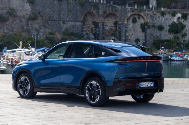De elektrische Lancia Gamma kost vanaf € 51.950 en komt begin 2027 naar Nederland. De Long Range krijgt een accu van 97,2 kWh en haalt 741 km WLTP.