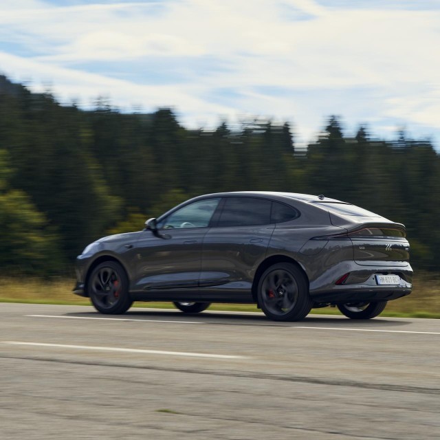 MG maakt de Nederlandse prijzen van de IM5 en IM6 bekend. De nieuwe 75 kWh-instappers beginnen bij €48.799 en laden met maximaal 153 kW.