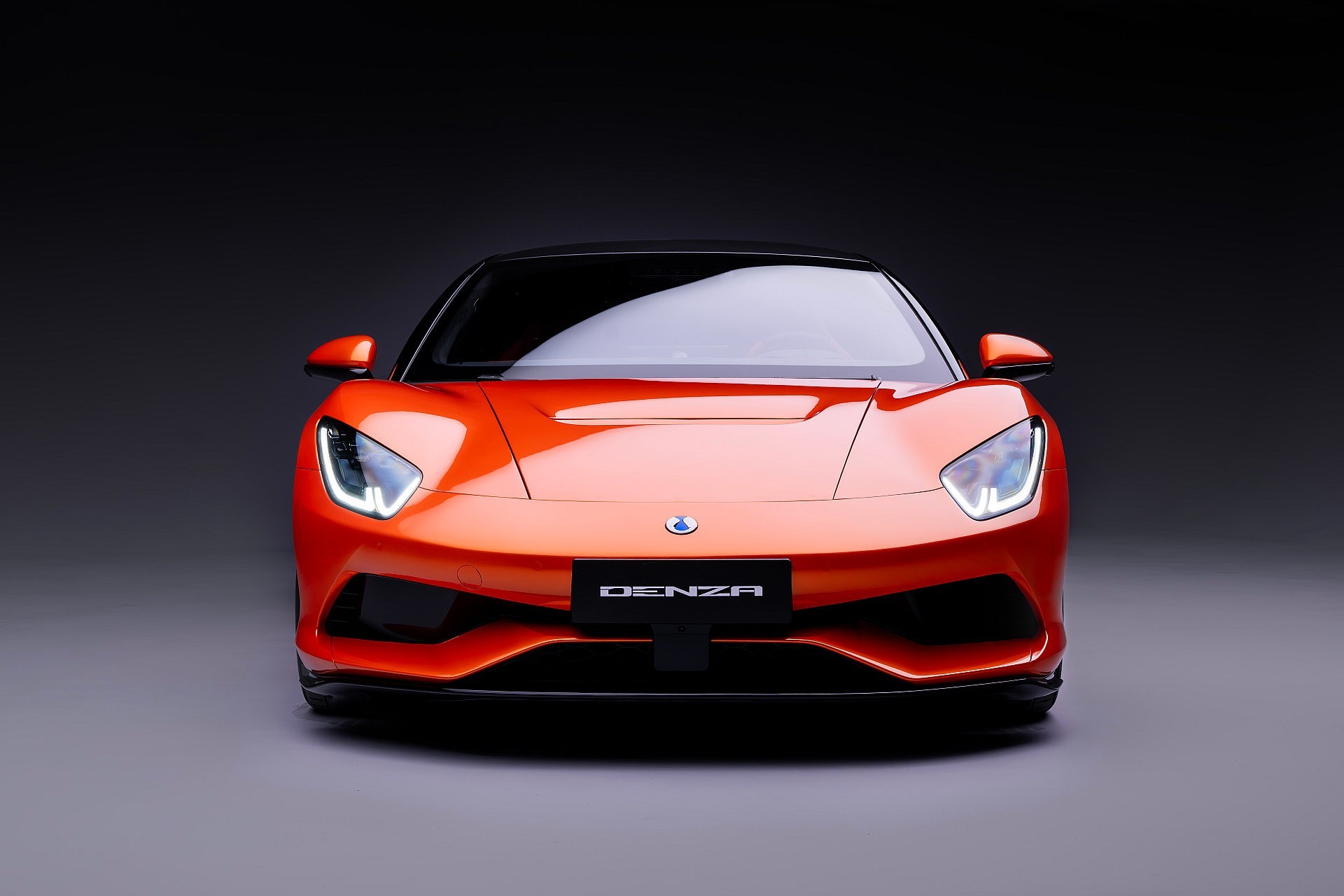 Denza Z debuteert op Goodwood met 1.604 pk, 3 motoren en 1.500 kW laadsnelheid