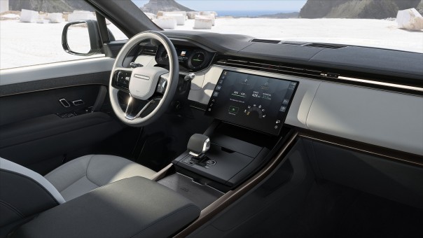 De Range Rover Sport Electric is er vanaf € 123.197. Bekijk de zes Nederlandse uitvoeringen en de verschillen in vermogen, onderstel, luxe en prijs.