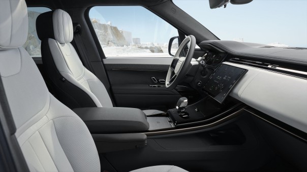 Range Rover Sport Electric krijgt 118,5 kWh, 609 km WLTP en 350 kW snelladen. Hij kost vanaf € 123.197, ruim € 40.000 minder dan de Range Rover Electric.