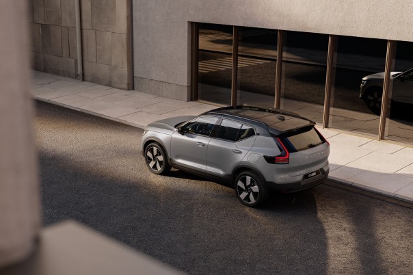 De vernieuwde Volvo EX40 en EC40 worden € 2.000 goedkoper en krijgen tegelijk meer veiligheidsvoorzieningen en andere standaarduitrusting.
