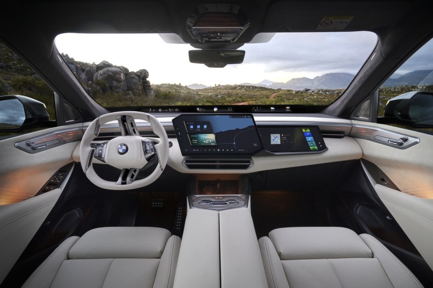 BMW presenteert de eerste volledig elektrische X5. De iX5 60 xDrive krijgt 141 kWh netto accucapaciteit, tot 845 km WLTP en 460 kW snelladen