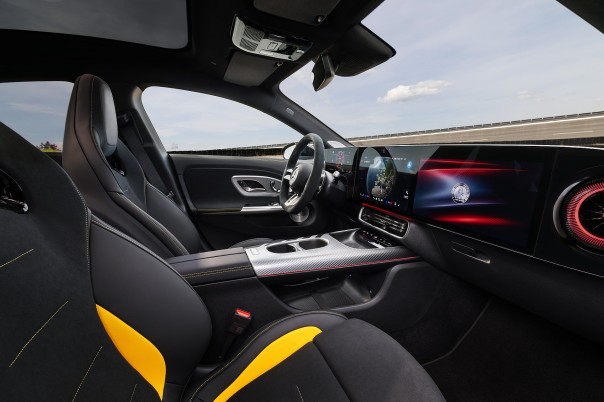 Elektrische Mercedes-AMG CLA 45 4MATIC+ met drie axiale flux-motoren, 800V-techniek en een voorlopige WLTP-actieradius tot meer dan 670 km.