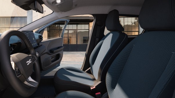 De nieuwe Dacia Spring kost vanaf € 19.500. Met snelladen begint hij bij € 20.000. De rijkere Journey kost bijna evenveel als de Renault Twingo.
