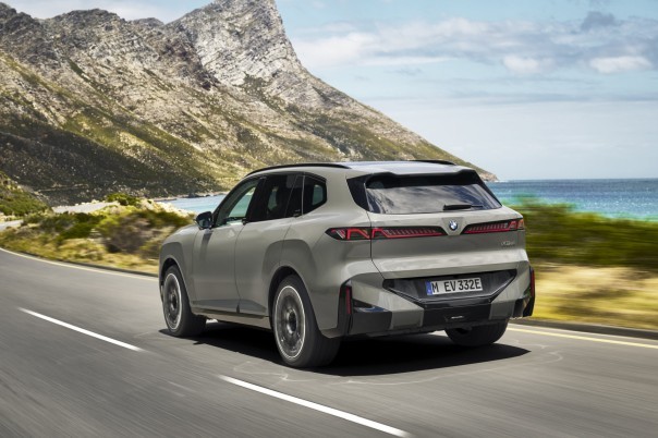 BMW presenteert de eerste volledig elektrische X5. De iX5 60 xDrive krijgt 141 kWh netto accucapaciteit, tot 845 km WLTP en 460 kW snelladen