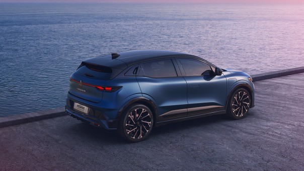 De vernieuwde Renault Megane heeft 67 kWh, 500 km WLTP en 165 kW snelladen. De Techno wordt € 400 goedkoper en kost € 37.990.