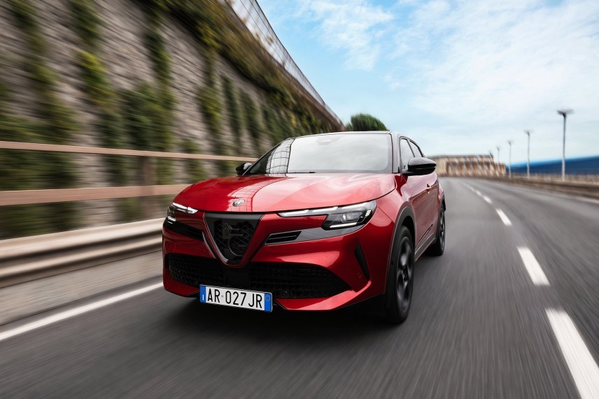 Alfa Romeo vernieuwt het interieur van de Junior met zachtere materialen, nieuwe bekleding en meer uitrusting. Dit verandert er aan de Elettrica en Veloce.