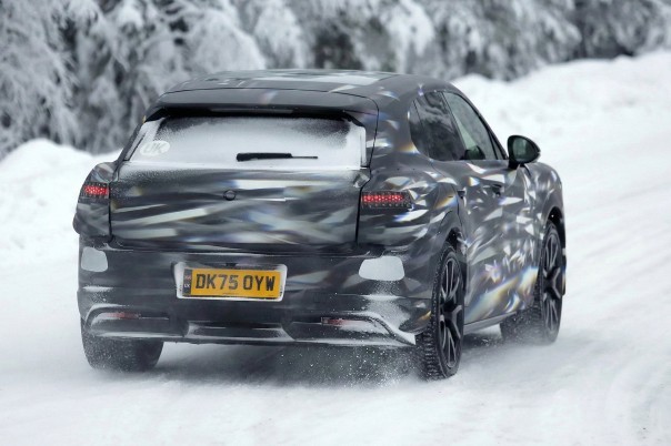 Bentley’s elektrische SUV gespot tijdens winterse testrit
