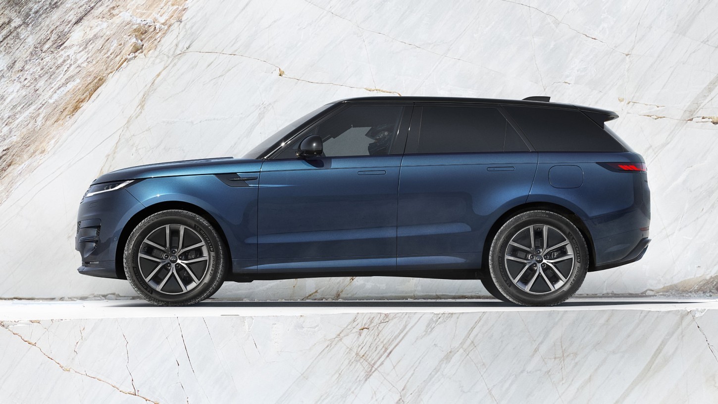 De Range Rover Sport Electric is er vanaf € 123.197. Bekijk de zes Nederlandse uitvoeringen en de verschillen in vermogen, onderstel, luxe en prijs.