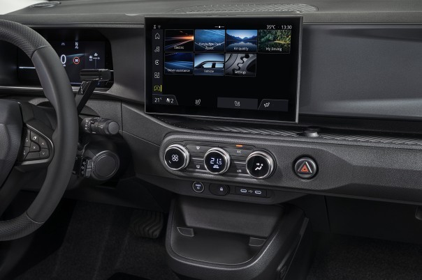 De Nissan Pixo krijgt een LFP-accu van 27,5 kWh en standaard 50 kW snelladen. Hoe verhoudt hij zich tot de Twingo en Spring? De Nederlandse prijs ontbreekt nog.