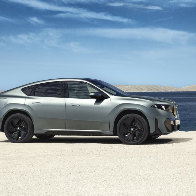 De BMW iX4 is de sportievere SUV-coupéachtige tegenhanger van de iX3. Met dezelfde accu komt hij tot 23 km verder, maar levert hij ruimte in.
