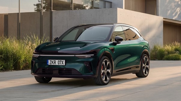 De vernieuwde Zeekr 7X krijgt tot 627 km actieradius en kan met maximaal 450 kW snelladen. De Nederlandse prijzen beginnen bij € 52.990 voor de Core.