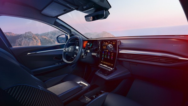 De vernieuwde Renault Megane heeft 67 kWh, 500 km WLTP en 165 kW snelladen. De Techno wordt € 400 goedkoper en kost € 37.990.