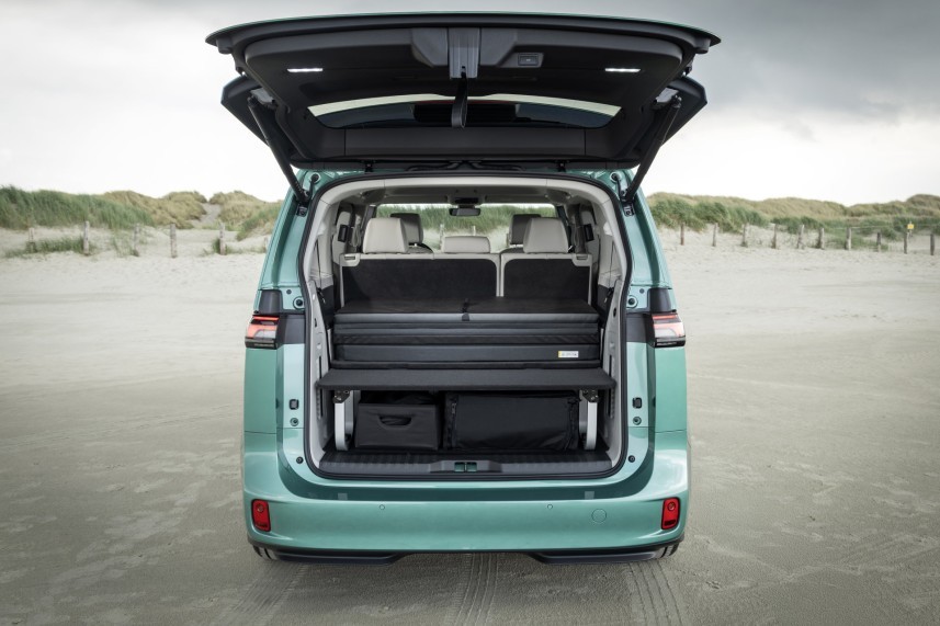 Volkswagen Bedrijfswagens introduceert een Good-Night pakket voor de ID. Buzz, met bed, overnachtingsmodus en V2L. De prijs begint bij 2.600 euro.