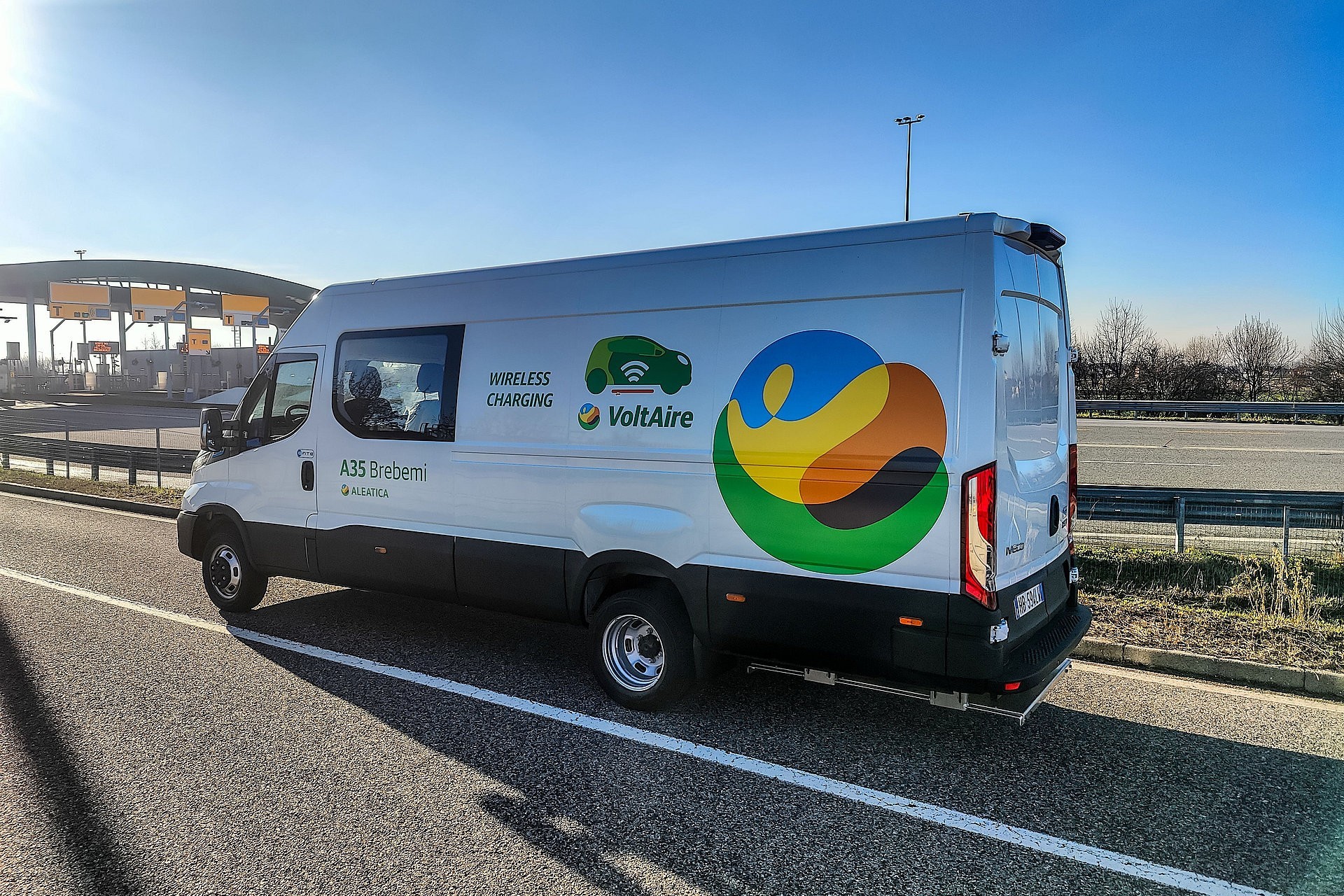 Iveco test draadloos laden met eDaily op Italiaanse tolweg