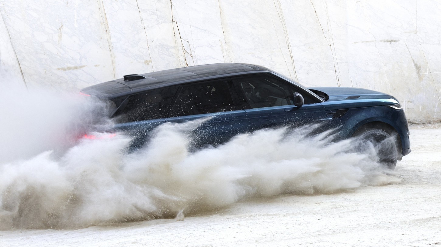 De Range Rover Sport Electric is er vanaf € 123.197. Bekijk de zes Nederlandse uitvoeringen en de verschillen in vermogen, onderstel, luxe en prijs.