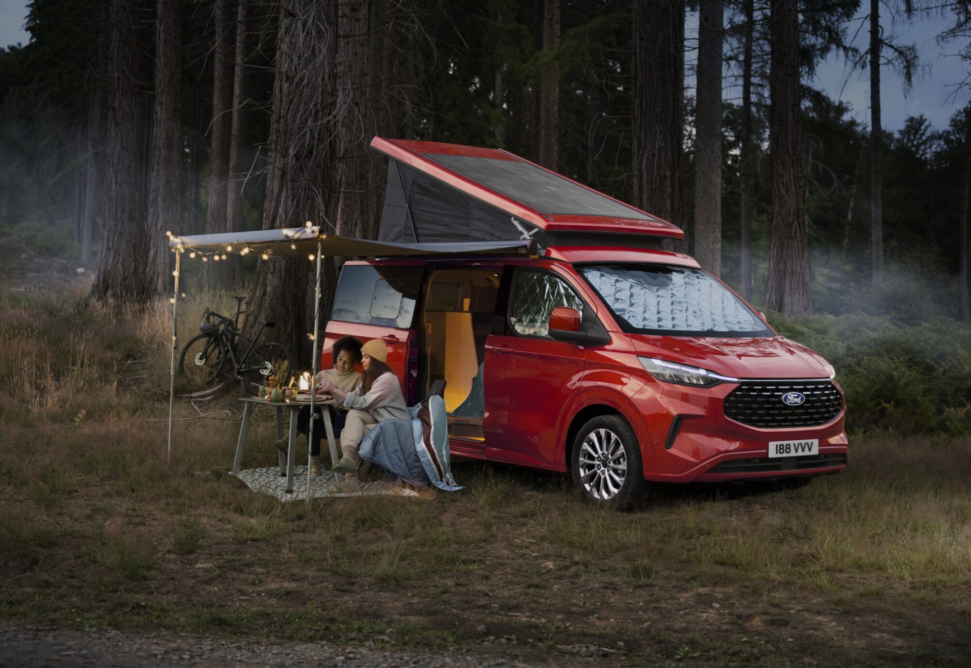 elektrische camper van Ford heet Nugget en heeft een zonnepaneel
