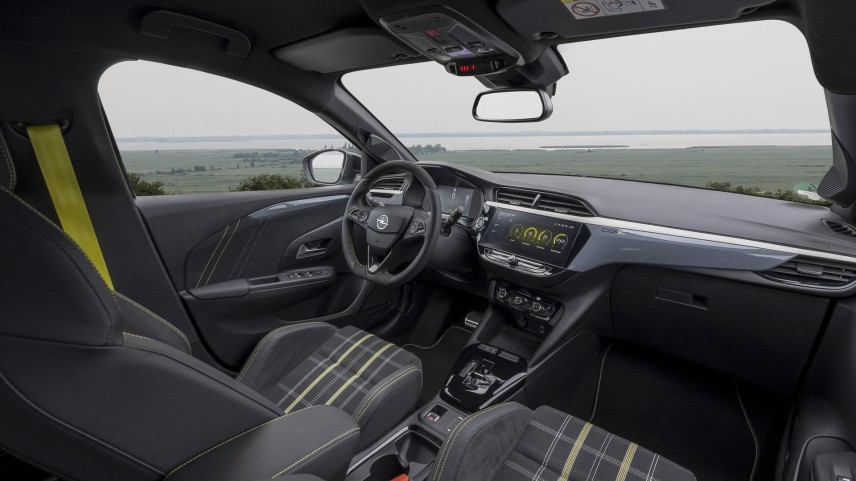 De Opel Corsa GSE kost 40.999 euro. Voor 1.500 euro meer dan de Electric Ultimate krijg je 281 pk, een sperdifferentieel en aangepast onderstel.
