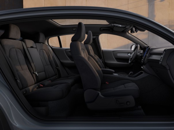 De vernieuwde Volvo EX40 en EC40 worden € 2.000 goedkoper en krijgen tegelijk meer veiligheidsvoorzieningen en andere standaarduitrusting.