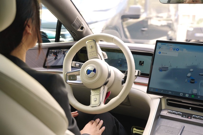 Denza wil de Z9 GT in 2027 via een software-update God’s Eye-rijassistentie voor stadsverkeer geven. De hardware is al aanwezig, goedkeuring ontbreekt nog.