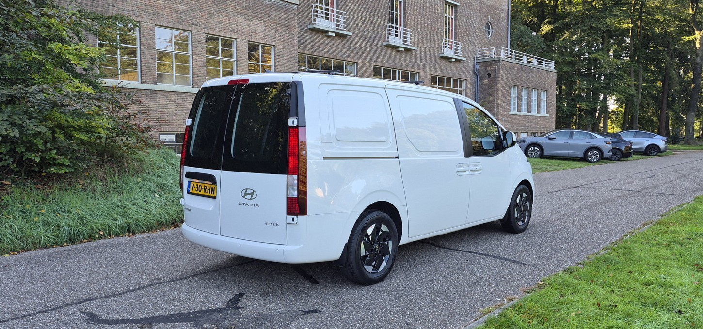 De Hyundai Staria Electric Cargo combineert 800 volt en 450 km WLTP met een oudere basis. Tijdens onze eerste rit blijkt hij vooral opvallend onopvallend.