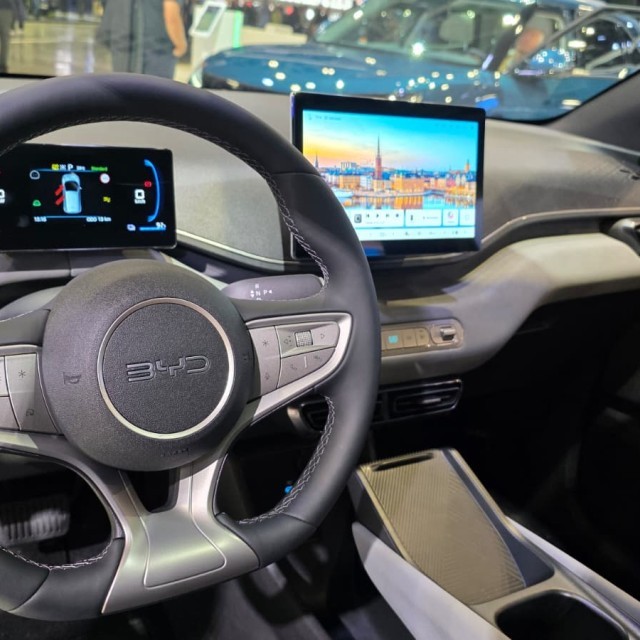 De BYD Dolphin Surf krijgt een vijfzitsversie, grotere schermen en meer comfort. De vernieuwde elektrische hatchback is te zien op de Autosalon van Parijs.